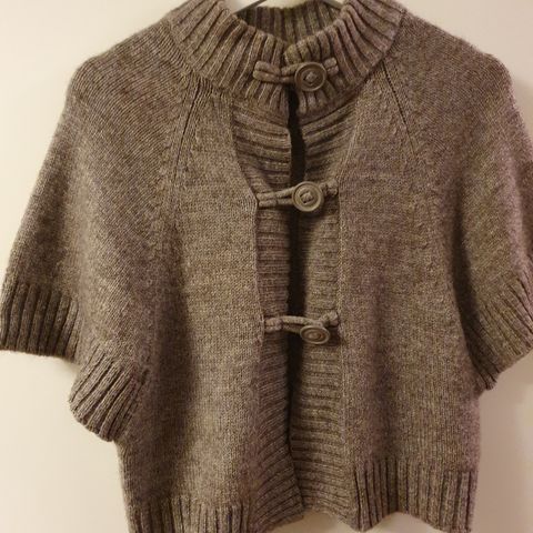 Maskinstrikket vest