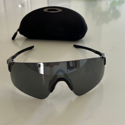 Oakley solbrille i sort