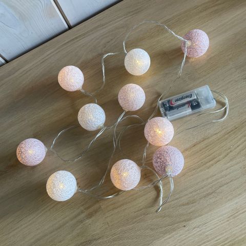 Lyslenke med rosa, lilla og hvite baller, små