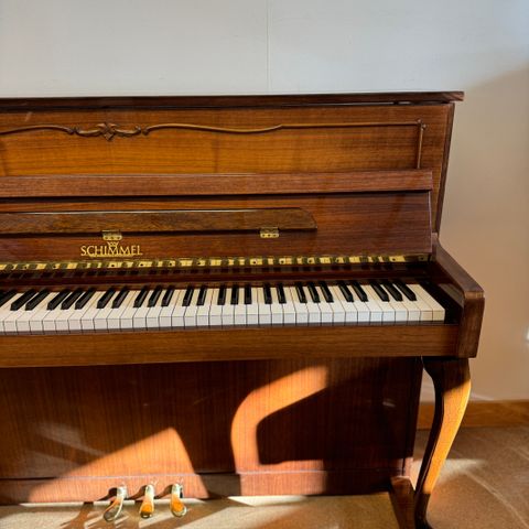 Schimmel Chippandale Piano - frakt, stemming og krakk inkludert