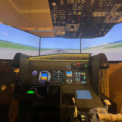 Deler til flysimulator selges. THROTTLE SOLGT!