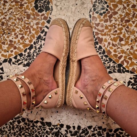 Espadrillas i pudder rosa med gull studs