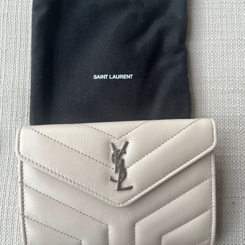 Saint Laurent/Ysl Bifold Wallet/Leather/Beige/Lulu Monogram-Ny pris