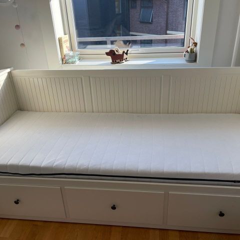 IKEA Hemnse seng + en madrass