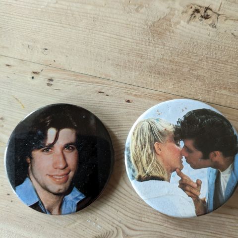 2 stk. orginale The Grease merker, buttons, John Travolta og Olivia Newton John.