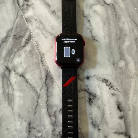 Apple Watch Series 7 41mm GPS (rød alu/rød sportsreim)