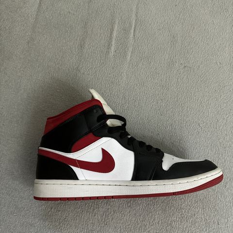 Air Jordan 1 Mid White Black Red 2022 str 43