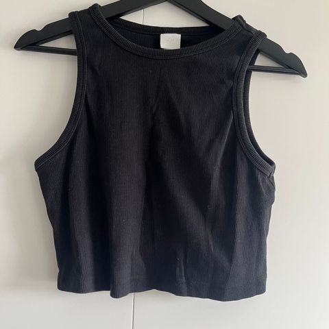 SVART VEST TOP