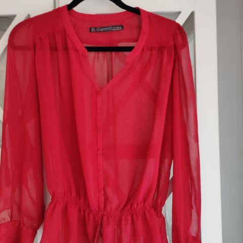 Rød, tynn bluse fra Zara str. M