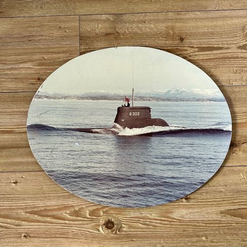 Gammelt bilde av den norske militær ubåten  KNM "Utstein"   (49 x 39cm)