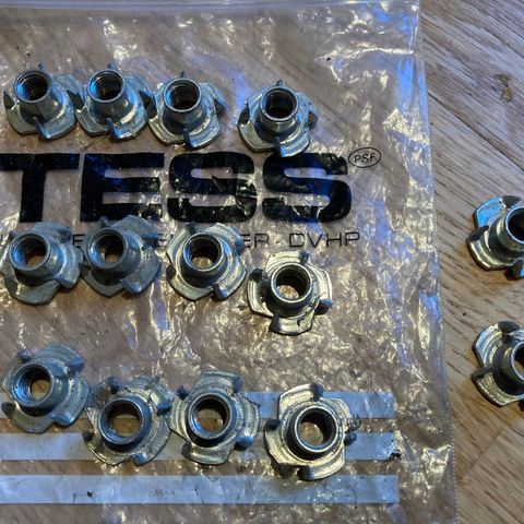 14 stk. innslagsmuttere M10 selges samlet for kun kr. 30,-