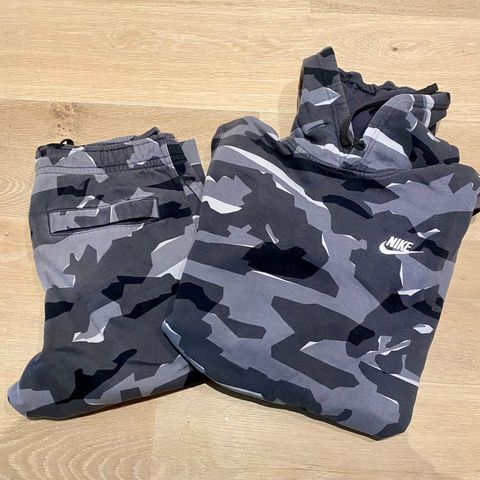 Nike camo joggedress