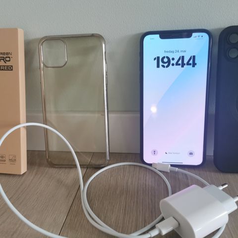 Strøken iPhone 11 Pro Max med tilbehør