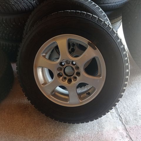 5x114,3 felger m/dekk 205/70/15 Nokian Hakkapeliitta (Piggdekk/Vinterdekk)