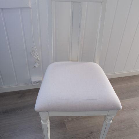 2 hvite spisebordstoler