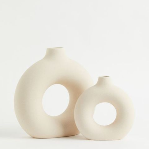 En stor og en liten, ringformet vase fra h&m