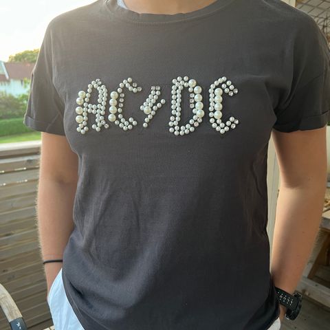 ACDC t- skjorte 🖤 M/Perler og Swarovski , S/M