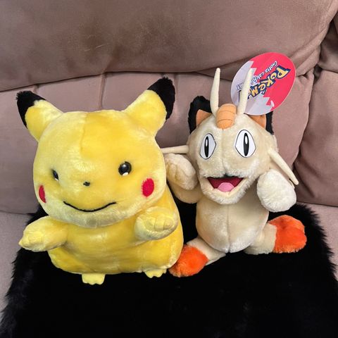 Selger 2.stk.Pokemon Pikachu/Meow kosedyr.