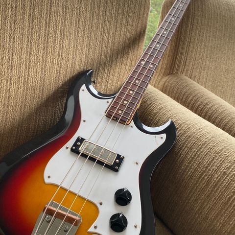 Hagstrøm bass eldre modell H1B