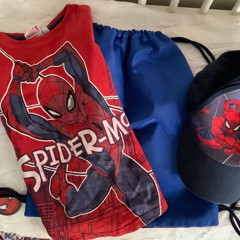 Spiderman pakke 🕷️T-skjorte + caps+sekk i str 98-104.