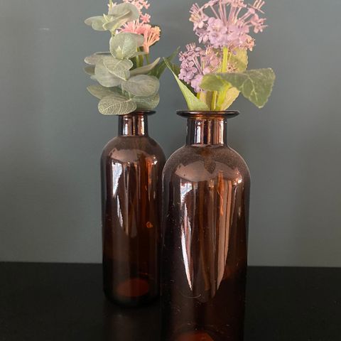 2 stk vase med plast blomster