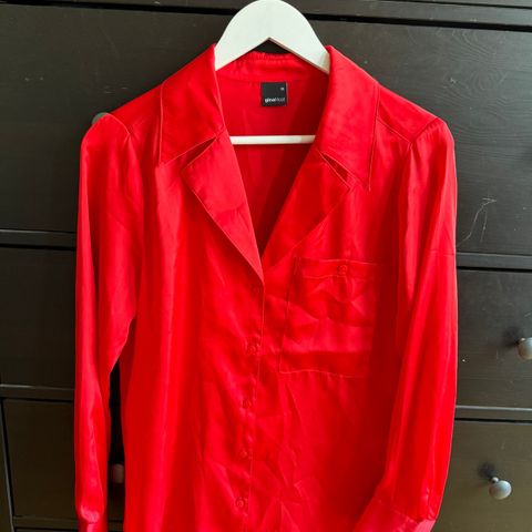 Rød silkesskjorte