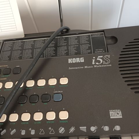 Keyboard korg i5s