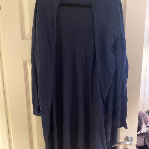 Mørk blå lang jakke med lommer str XL