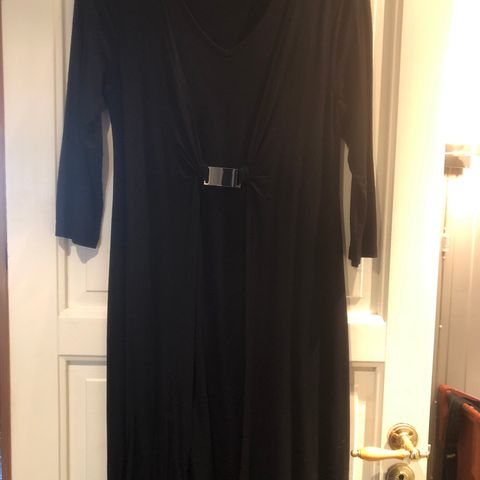 Svart kjole fra Hanna str M - nydelig fasong - behagelig å ha på