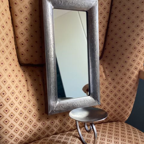 Speil sølvfarget med lysestake, nydelig siselering, veggstake