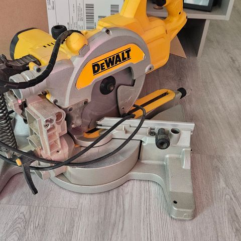 DeWalt krysssag DWS777-QS