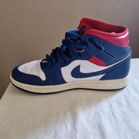 Nike Air Jordan 1 mid. Størrelse 39