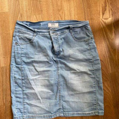 Ola skjørt - Jeans skjørt - lysblå med stretch str 40/42 - Large