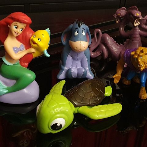 8 litt store Disneyfigurer