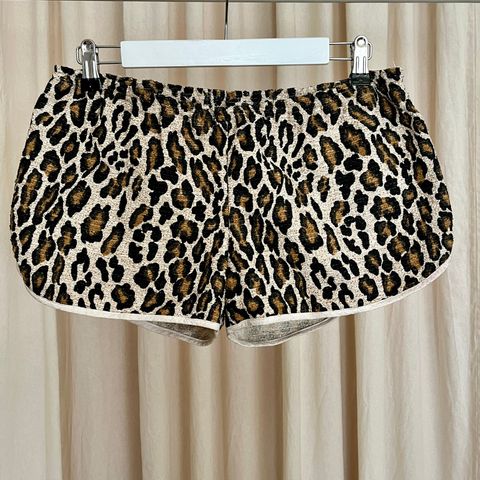 Nanushka shorts i Leopard