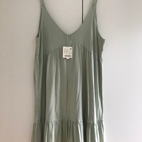 Ubrukt salviegrønn kjole fra Pull&Bear