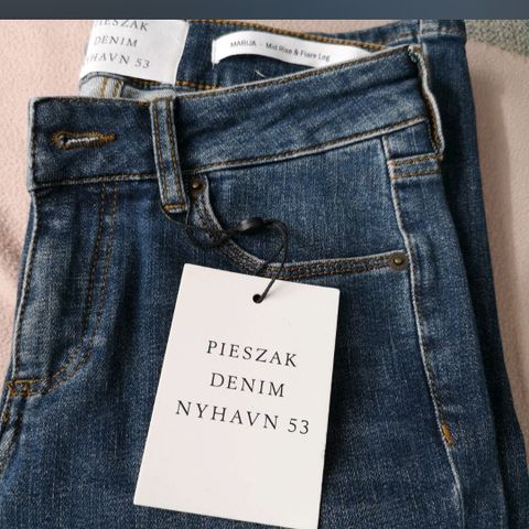 Ny jeans fra Pieszak selges