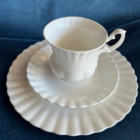 Royal Albert bone China England  Chantilly