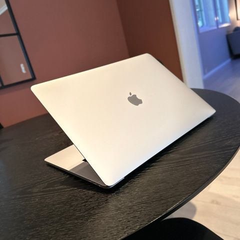 Macbook Pro, 15 Inch, Sølv, Touchbar, Late 2016