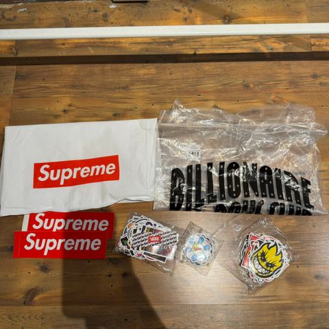 Hypebeast accessories, klistremerker og poser