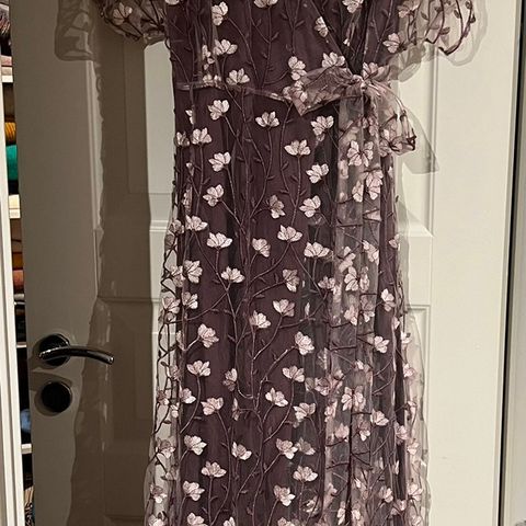 Nydelig kjole med omslag/knyting fra Whitestory & Friends