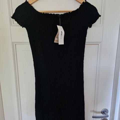 Ny kjole fra Gina Tricot. Str Small. Off-Shoulder.