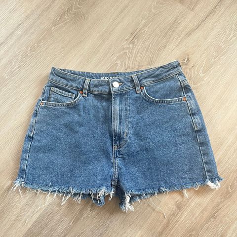 Mid shorts, fra Bikbok