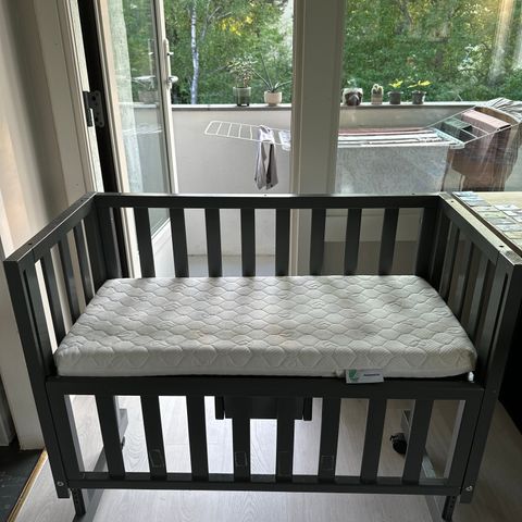 Bedside crib fra Carena