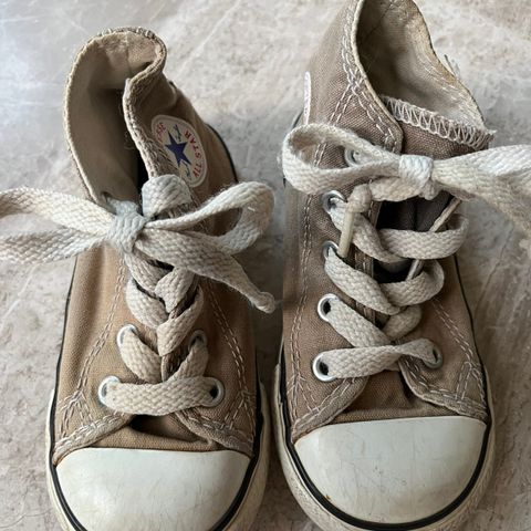Pent brukt Converse sko i strl 22