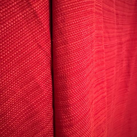 Røde gardiner