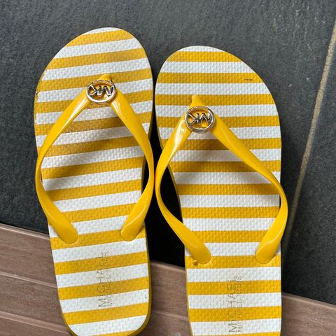 Michael Kors flip flops (gul&hvit striper)