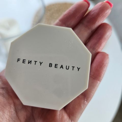 Selger en pen Fenty beauty highlighter.