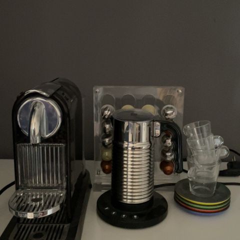 Nespresso maskin, melkeskummer, kapselholder og kaffesett