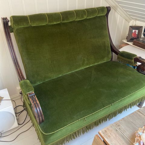 Gammel grønn sofa